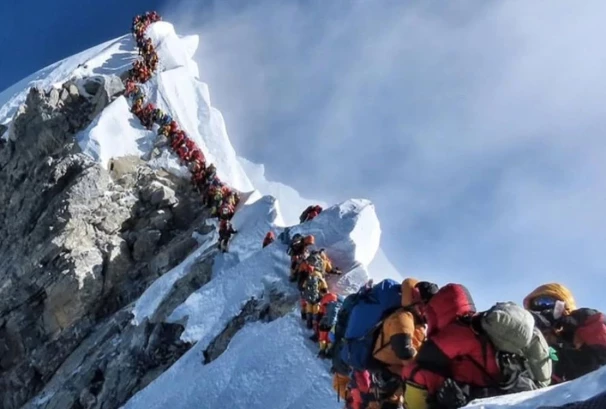 एभरेष्टमा एकै दिन २७४ आरोहीको कीर्तिमानी आरोहण