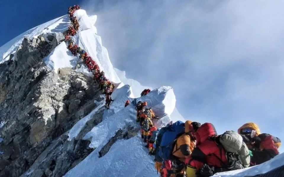एभरेष्टमा एकै दिन २७४ आरोहीको कीर्तिमानी आरोहण